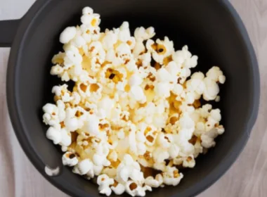 Jak zrobić popcorn z masłem w maszynce do popcornu
